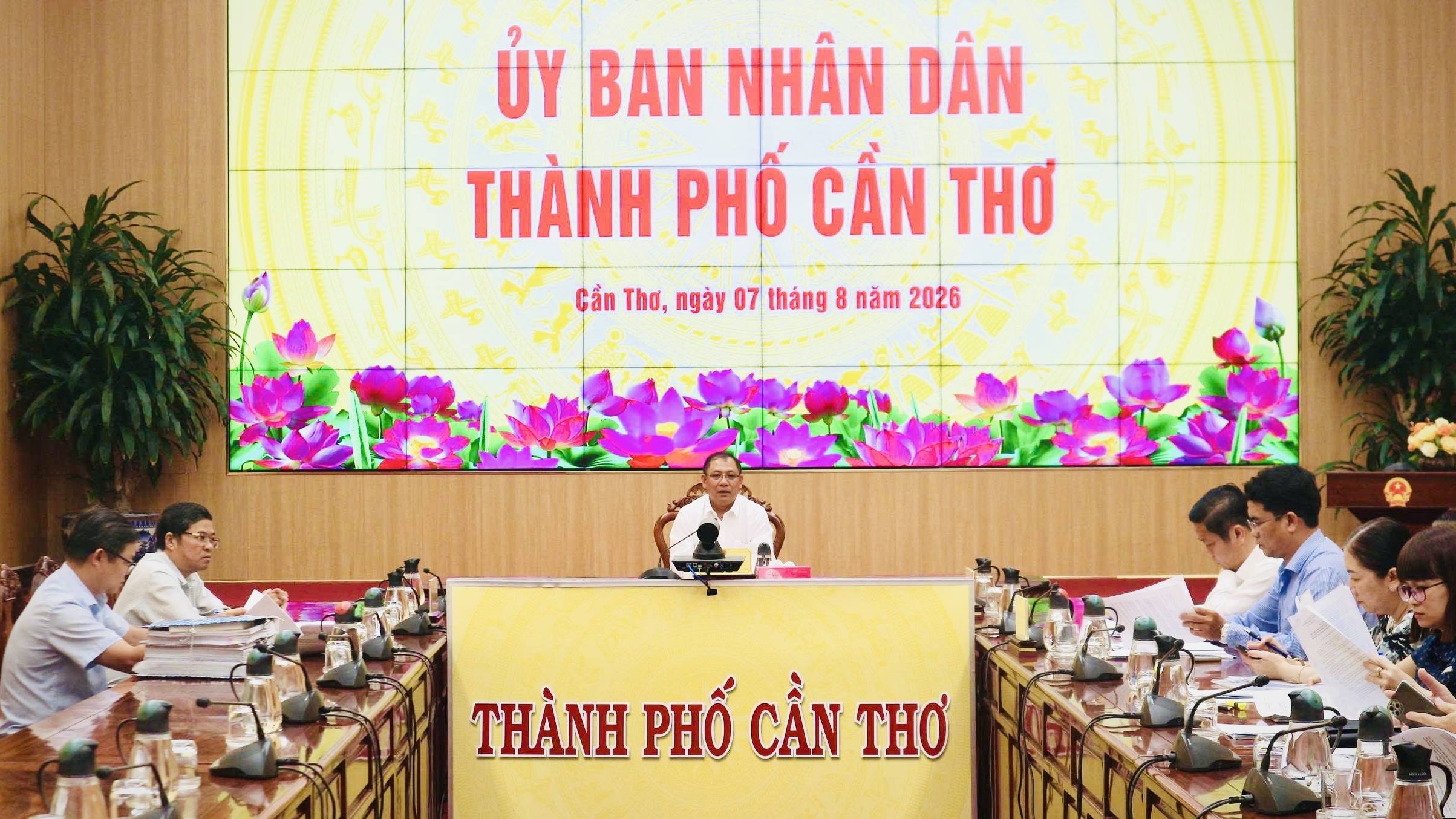 Lãnh đạo thành phố họp Hội đồng thẩm định bảng giá đất